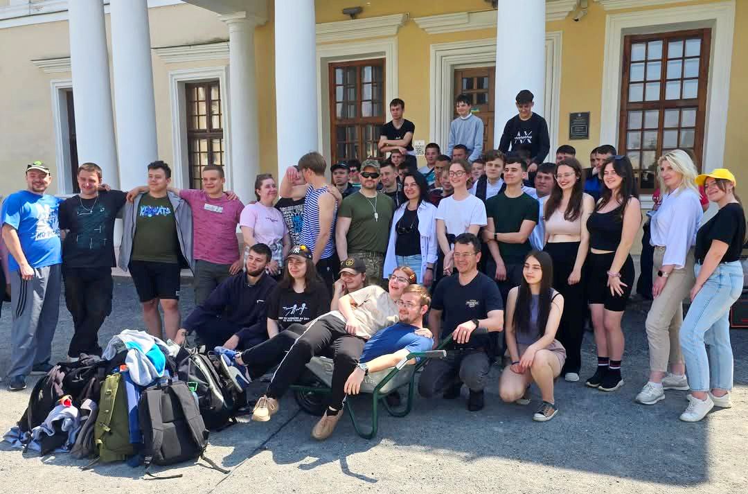   Спільне фото волонтерів.jpg